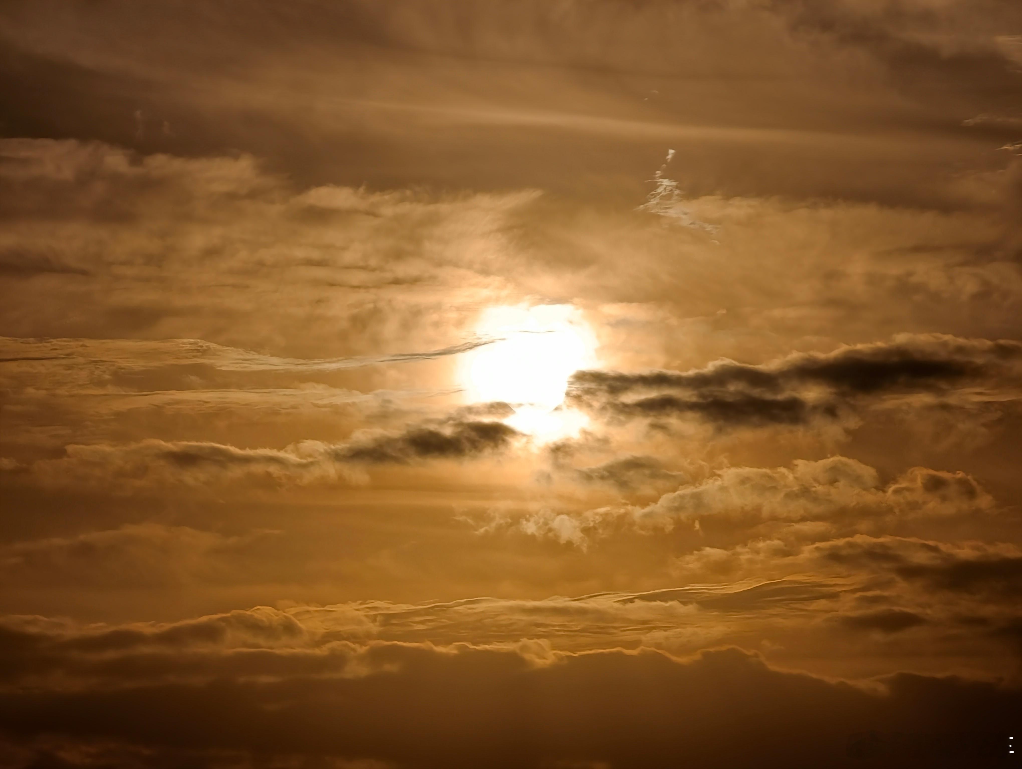 谁能拒绝余华老家的海盐日出啊，太好看了，随便往那一站，都是自带氛围感的画面 