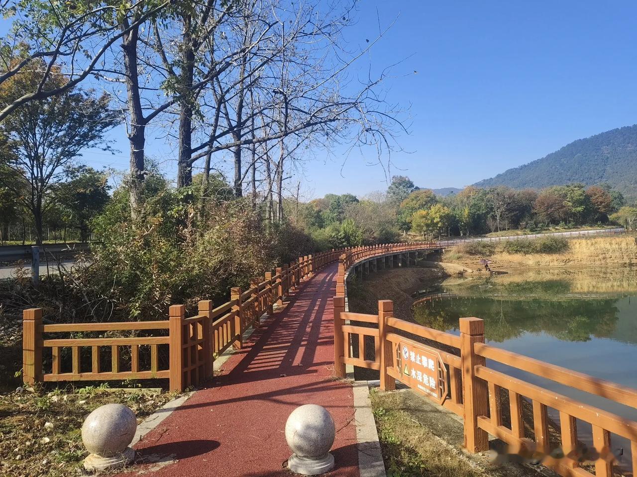 时至大雪节气，白天日子越来越短。
天气时阴时晴，温度越来越低。
外出做好保暖工作