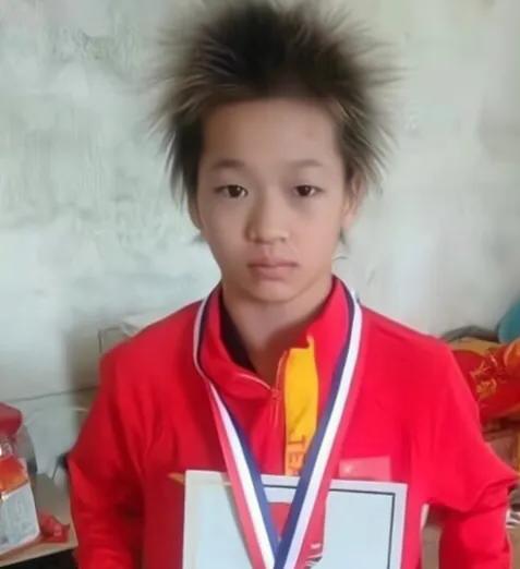 全红蝉的这张照片看的让人心疼！[流泪]
全红蝉为了跳水，她将漂亮的披肩长发剪成了