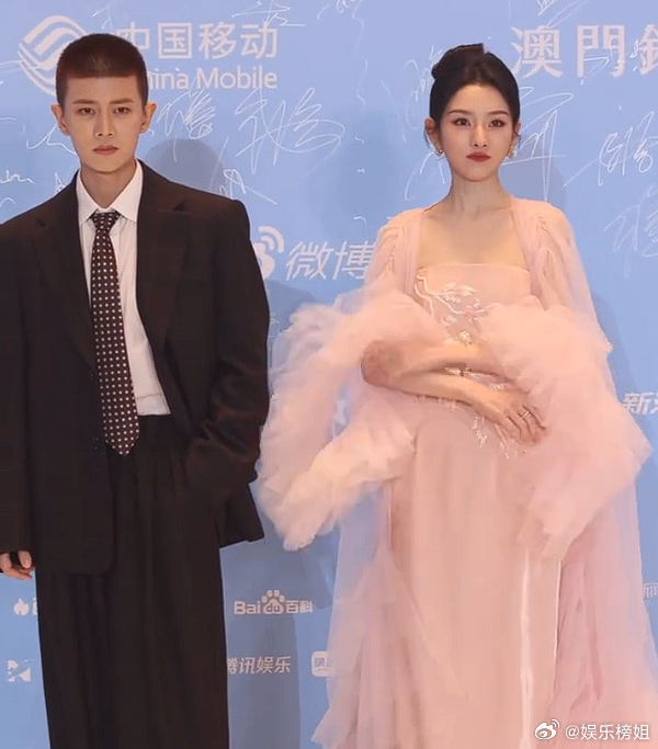 任嘉伦宋祖儿尖叫之夜红毯生图《无忧渡》任嘉伦宋祖儿带携手亮相2025爱奇艺尖叫之