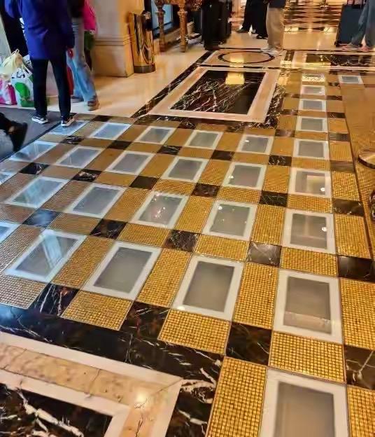 澳门英皇娱乐酒店大堂，原本镶着地砖里、总重78公斤的金砖连夜没了！这金砖值超85