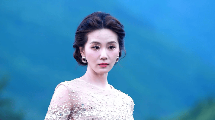 85🌸守门员之争，此刻终于分明了！39岁的诗诗率先解锁了VOGUE，43岁的螳