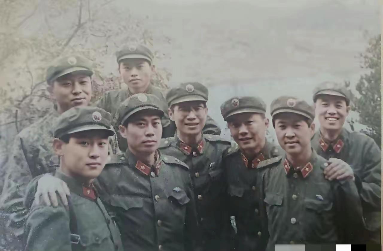 80年代中期，时任兰州军区第21集团军第61师政委张海阳（中间戴眼镜者）与战友们