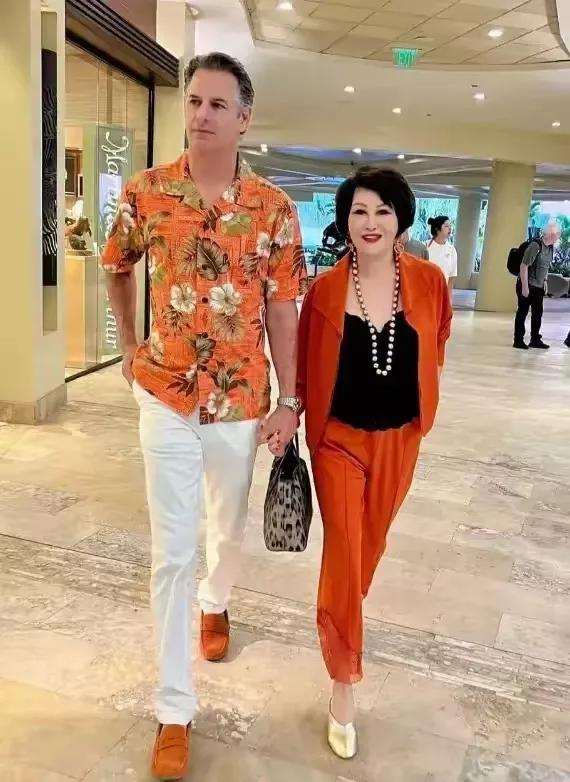74 岁靳羽西和小 16 岁小男友一起，没有老年状态，反而青春焕发，不得不说爱情