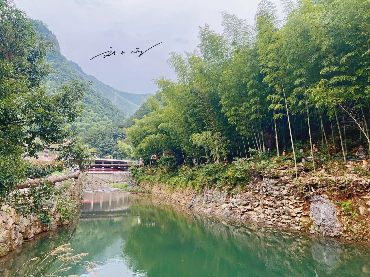 浙江磐安有个“神奇”的景区，游客都在溪水里走，还能在水上荡秋千？

磐安县位于浙