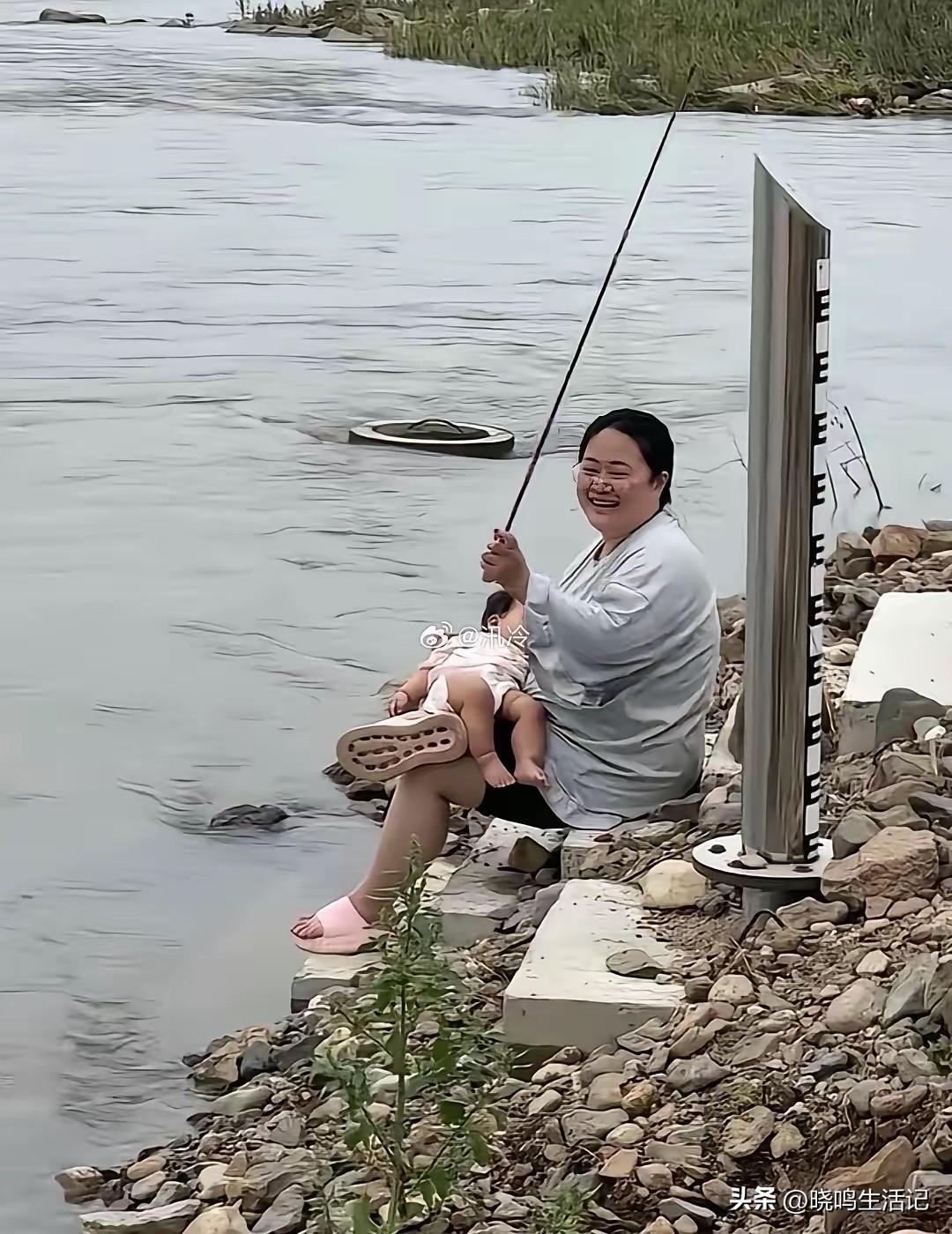 不建议，带着孩子离河边太近。