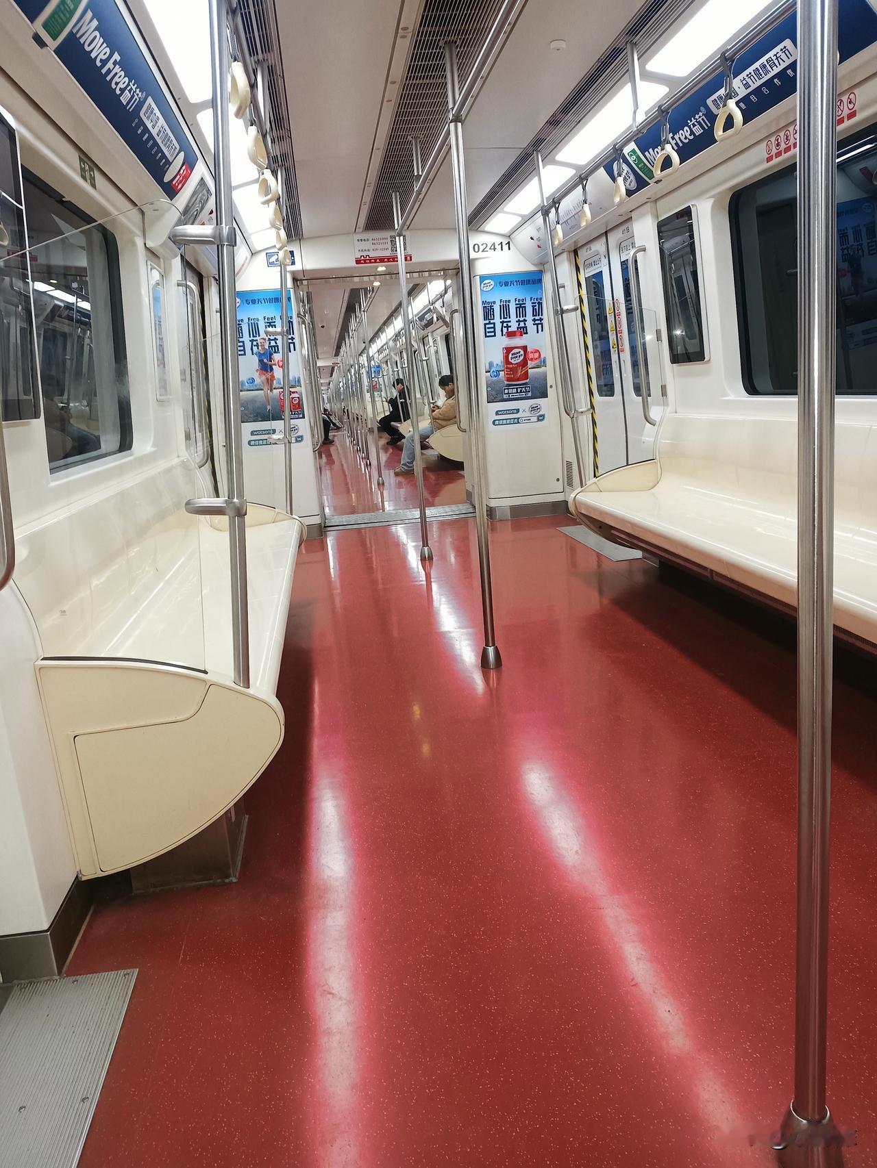 不敢相信这是西安地铁二号线晚上八点半的列车，从来都没有见过如此冷清。马上要过年了