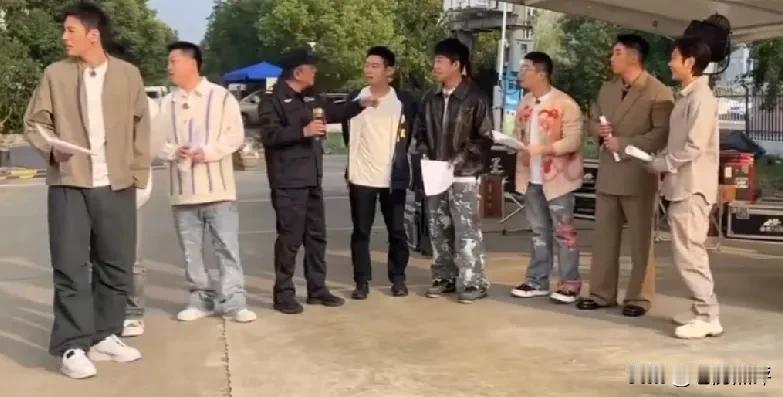 网友期待三年的德云斗笑社第三季今天在上海正式开始录制。从路透出来的视频看到首场参