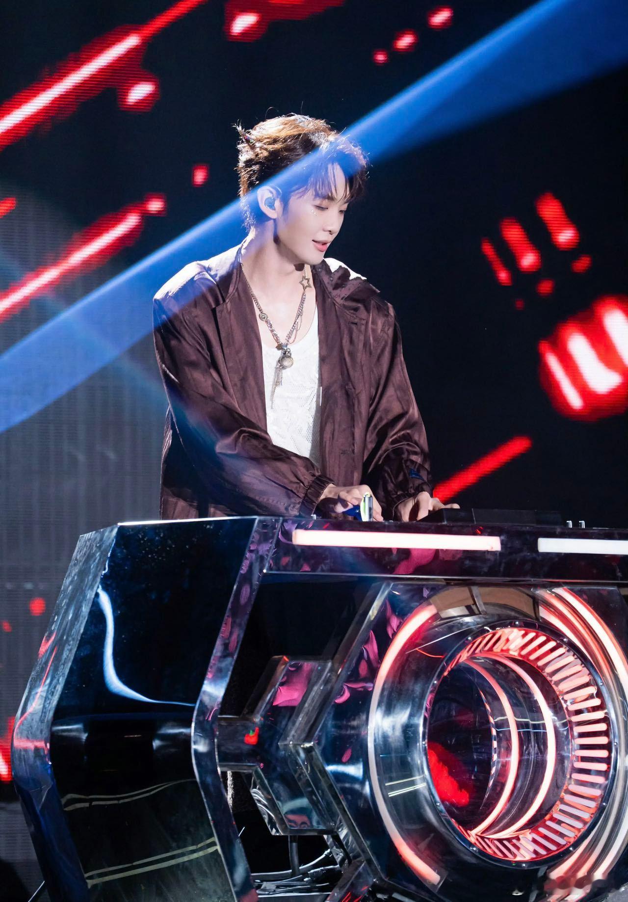 从流量标签到实力认证，王赫野用交响乐版《篇章》交出完美答卷！舞台视听拉满，这份努