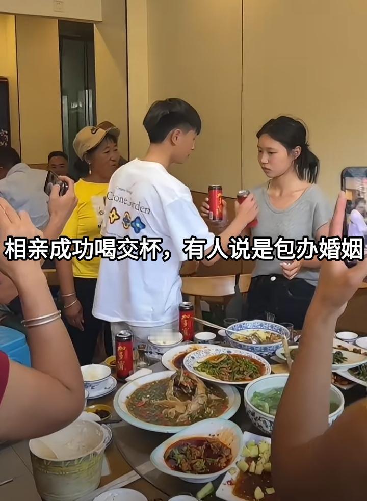这相亲没有图片都不会有人相信，为什么？你看这年龄，这周边的人。这情景对很多人来说