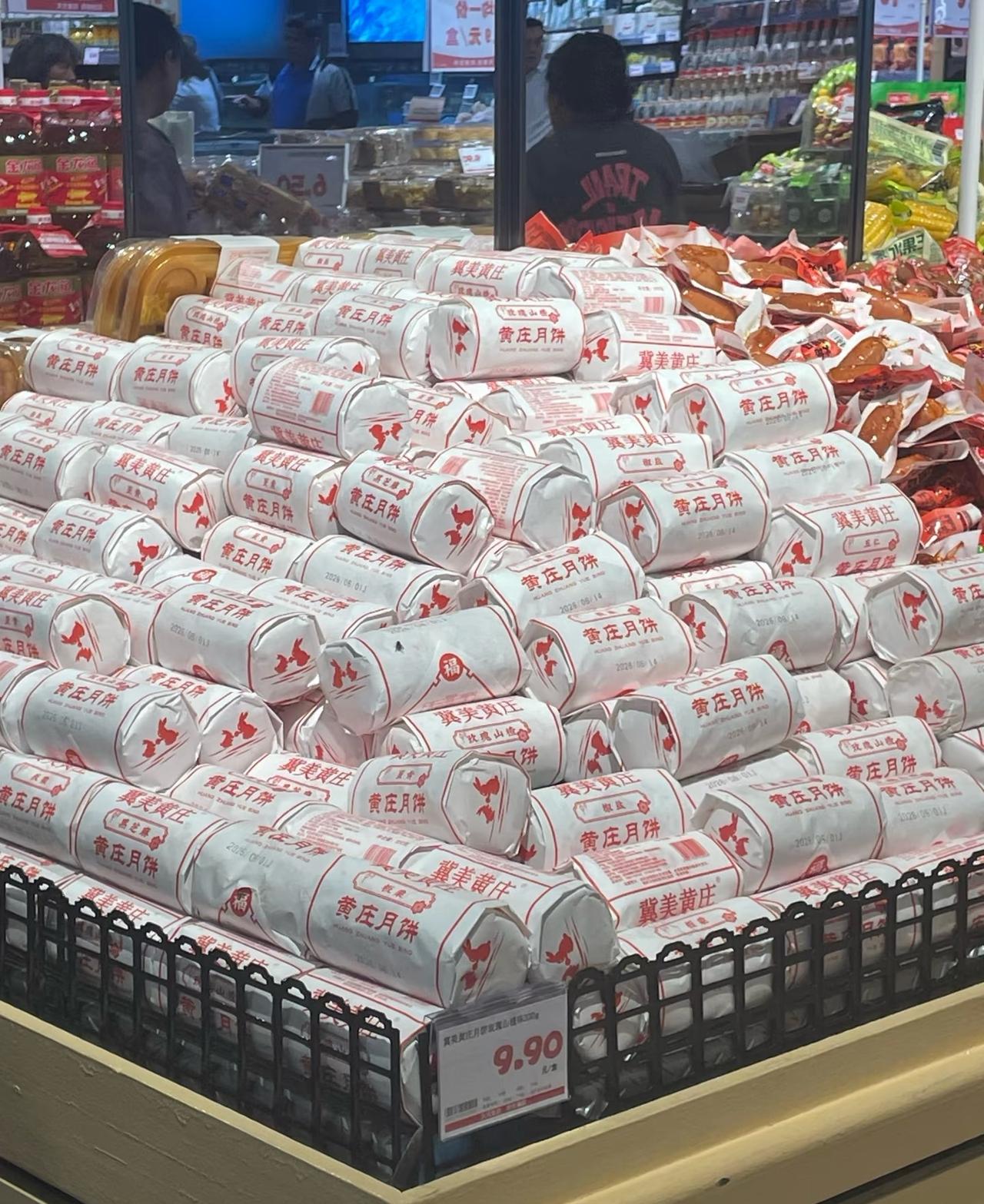以为网上端午吃月饼是玩梗啊，没想到在超市真只见卖月饼，没见卖粽子！！