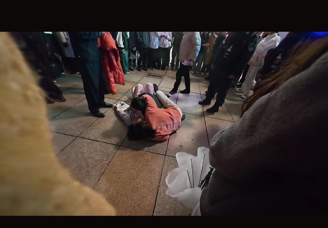 小洛熙家人躺在医院门口，一边悲恸痛哭，一边大骂′杀人犯′。
5个月大的孩子，又是