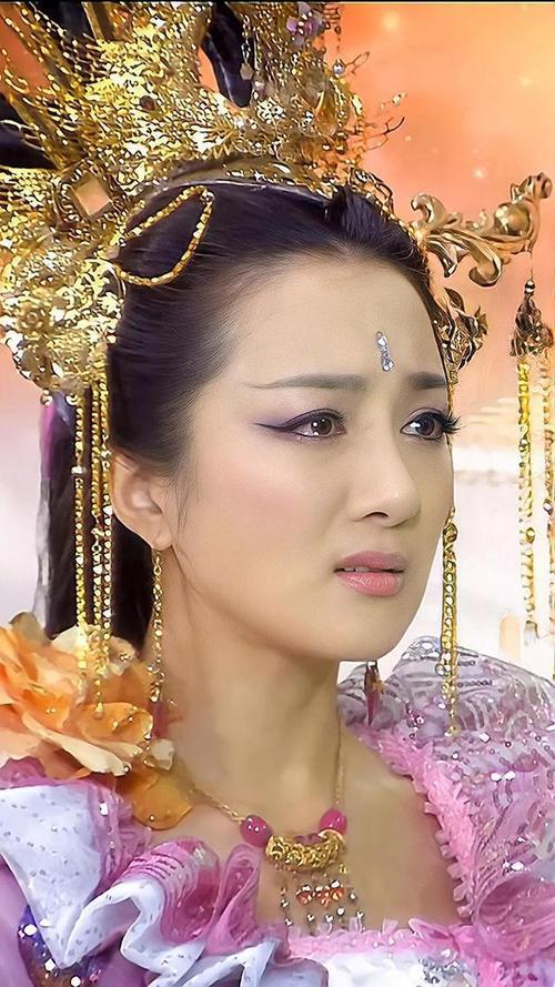 李依晓和蔡少芬两版甄宓，你觉得哪一版比较好看？

李依晓演甄宓的时候，年轻漂亮，