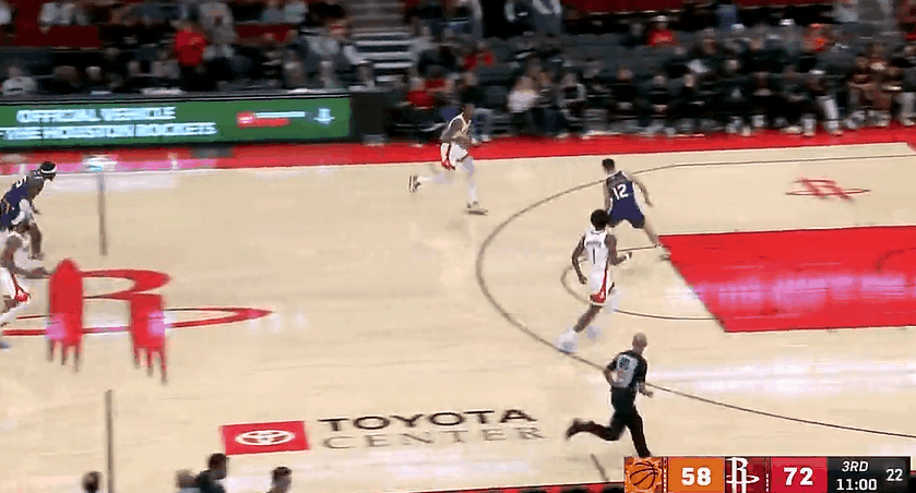 空中作业！阿门今天彻底扣爽了！
在今天NBA常规赛火箭对阵太阳的第三节比赛中，杜