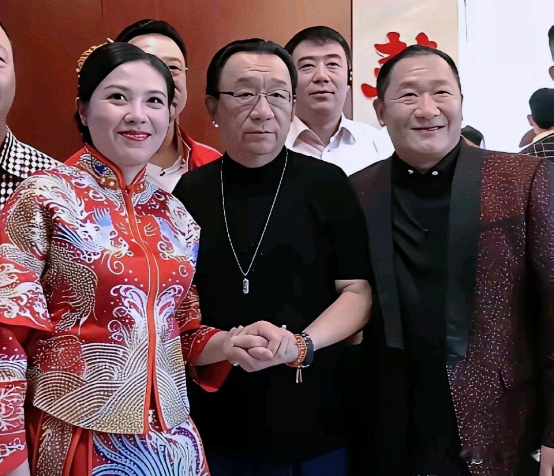 侯二爷妥妥是个重情重义的汉子。

当年谢东办大婚，迎娶小娇妻谭静怡。侯二爷百忙之