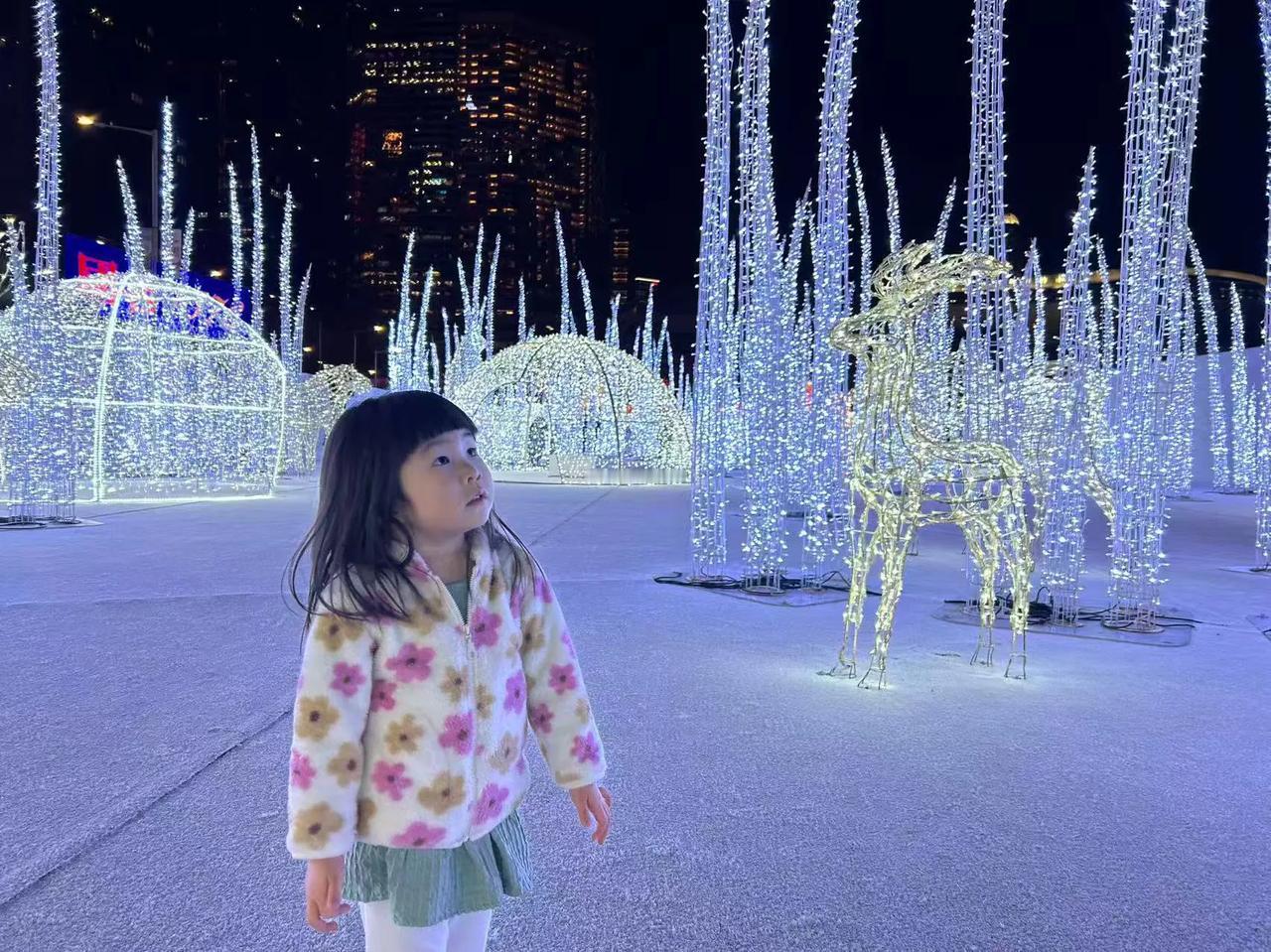 欣喜世代交替，孙女外孙健康成长。