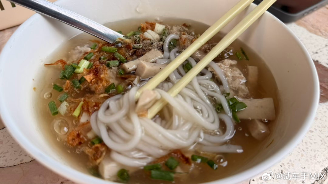 来泰仔地方，还是不能吃得太华丽路边摊的味道才是正宗、合理的例如这一坨看着像模型的