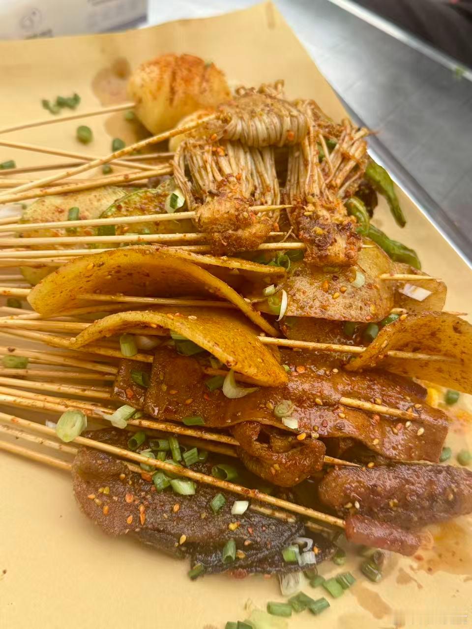 家附近的一家连锁菜市关门了，又新开了一家乐山油炸串串，生意相当的好！荤素6毛一串