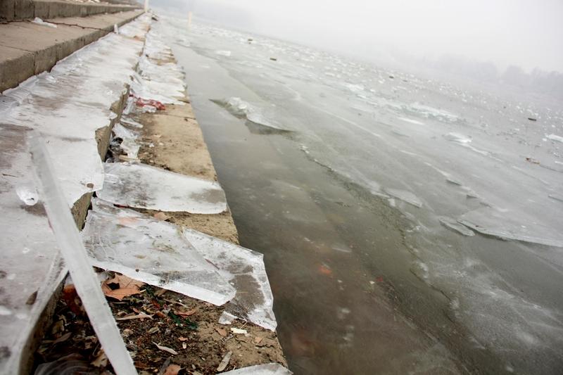 今年冬天和往年相比，差别可太大了。往年裹着大棉袄还冻得直哆嗦，今年穿薄绒外套就能