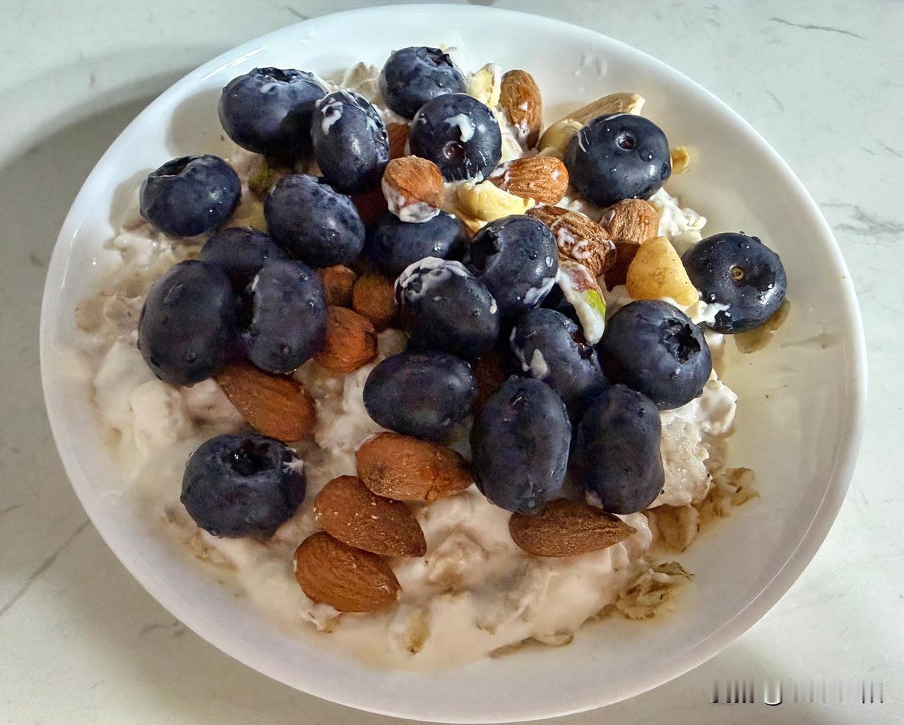 [灵光一闪]强烈推荐早餐的“可选项”—燕麦碗！
早餐 燕麦碗 健康早餐 早餐吃什