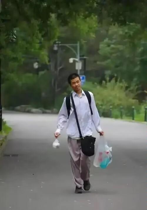 在北大上学的侄子跟我说，
“韦神”从今年2月开始
就不再担任助理教授了，他的职称