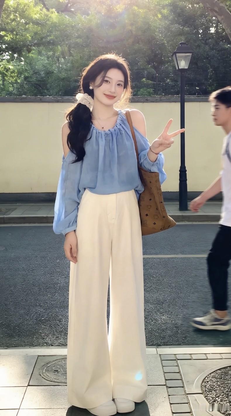 中年女性想要打造清爽大气的穿搭风格？只需准备一件浅蓝色衬衫就足够了，它简直是百搭