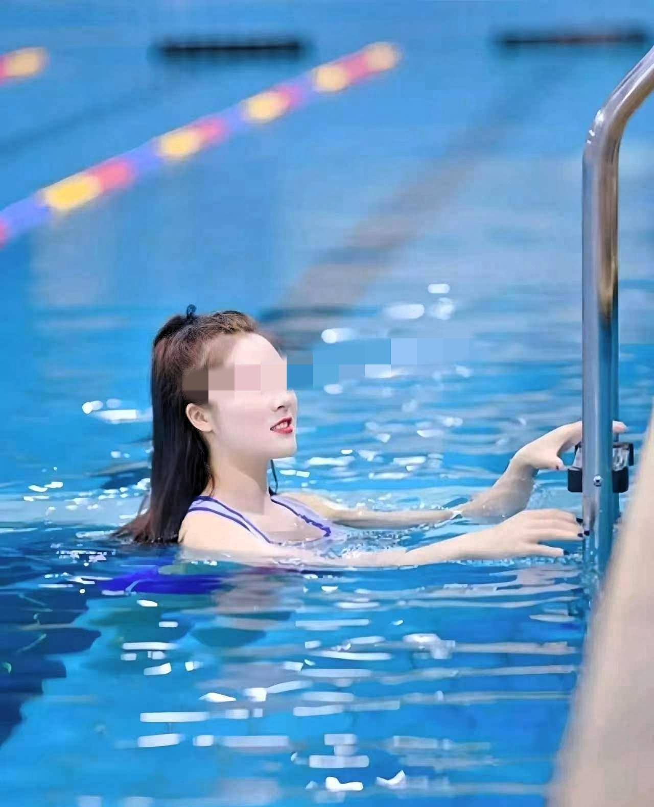 浙江杭州，游泳馆会员龚女士像往常一样，脱掉外衣，进入泳池游泳锻炼身体，就在她游到
