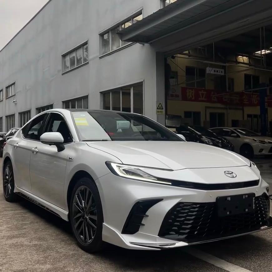 凯美瑞是一台把“均衡”两个字写进DNA的家轿。TNGA架构下的低重心+前麦弗逊后