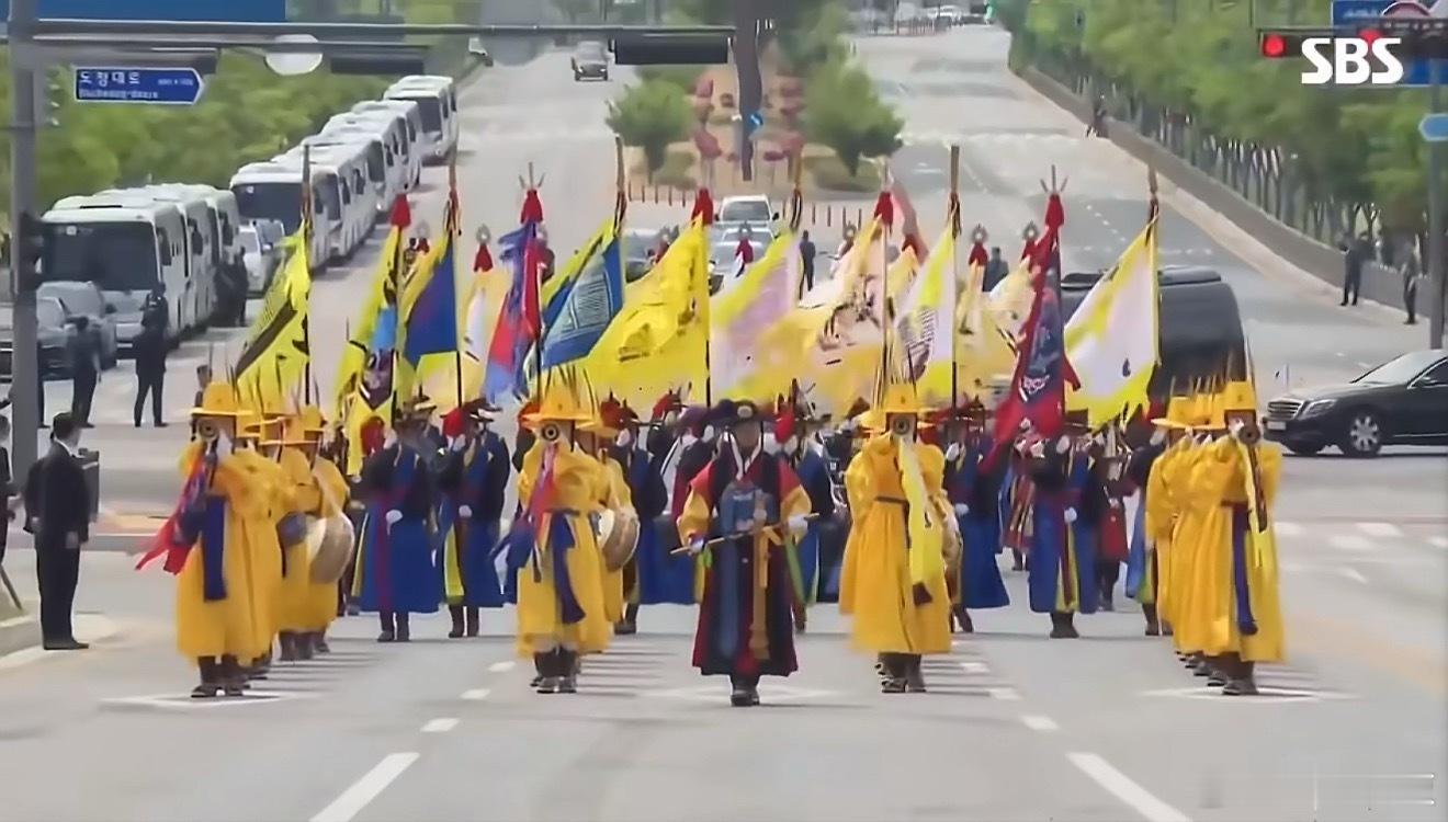 高市早苗访问韩国实在不想吓人，看了韩国给高市的欢迎仪式，再联想到前几天刷到的照片