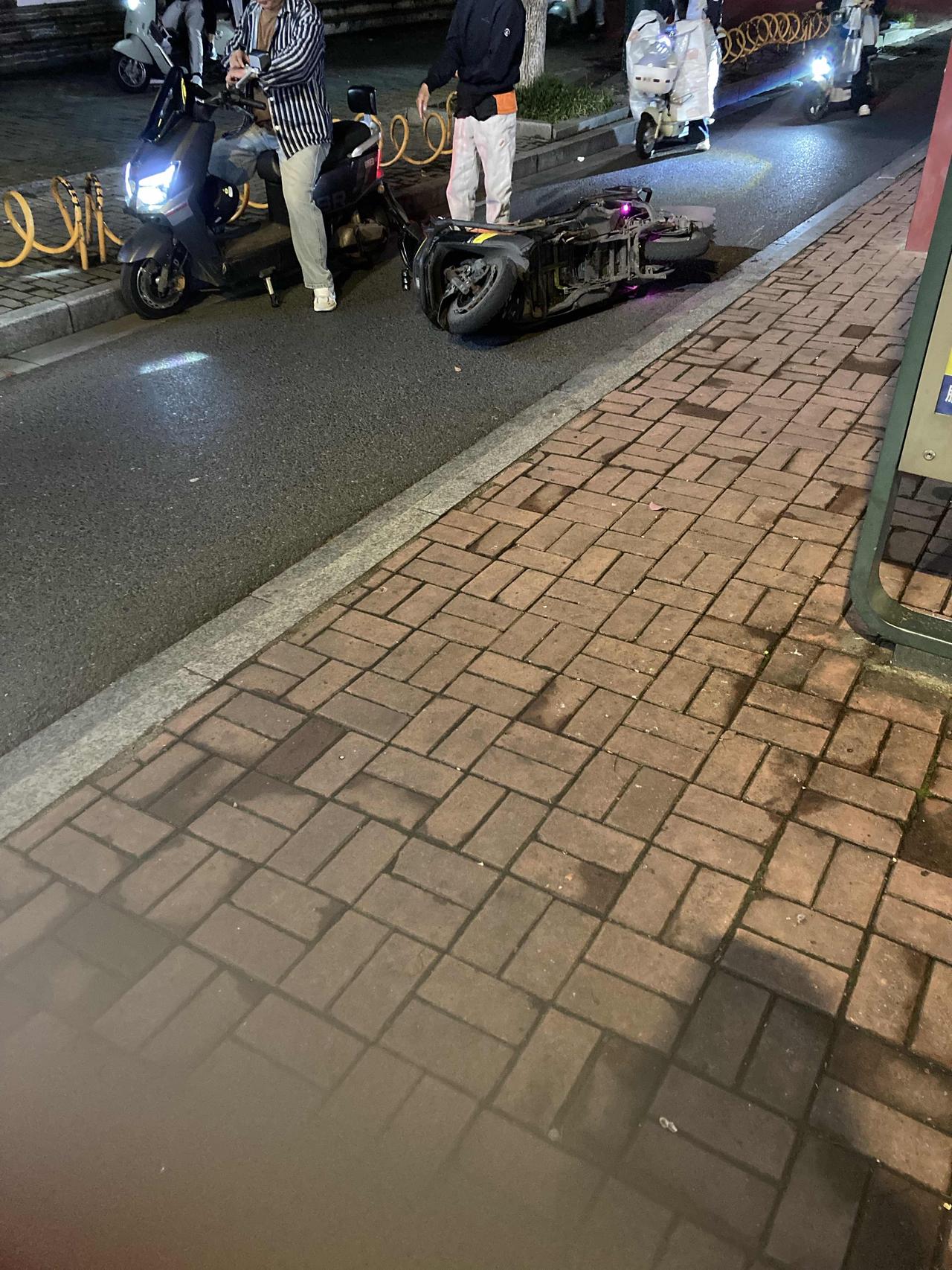 这是一场骑电瓶车意外碰撞。外卖小哥赶时间，超速，前面骑车的人偏一点方向，外卖小哥