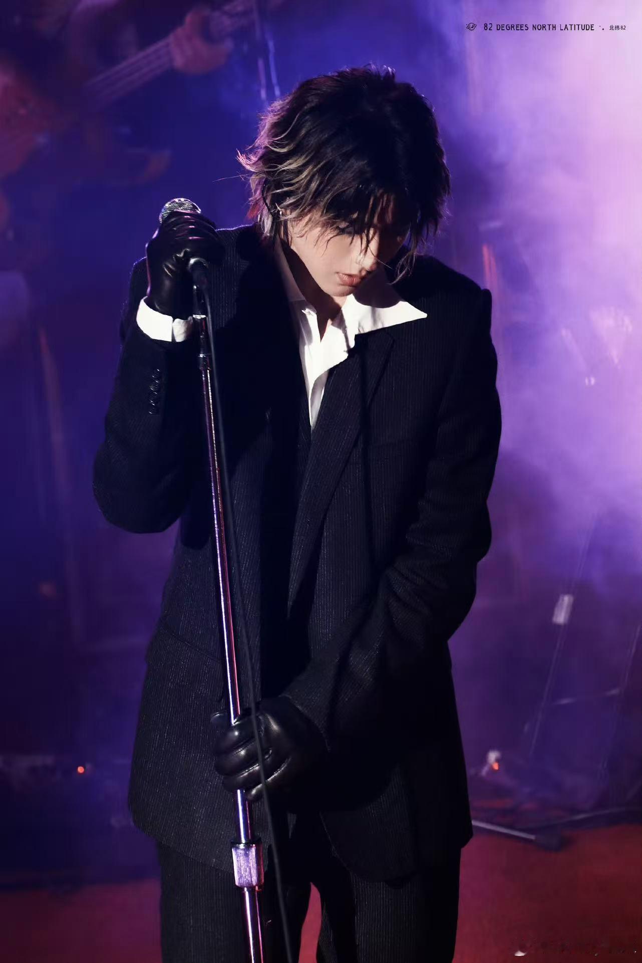 蔡徐坤的衬衫湿透了 不是我夸张，蔡徐坤湿身舞台真的看一次疯一次，汗水浸透衬衫，黑