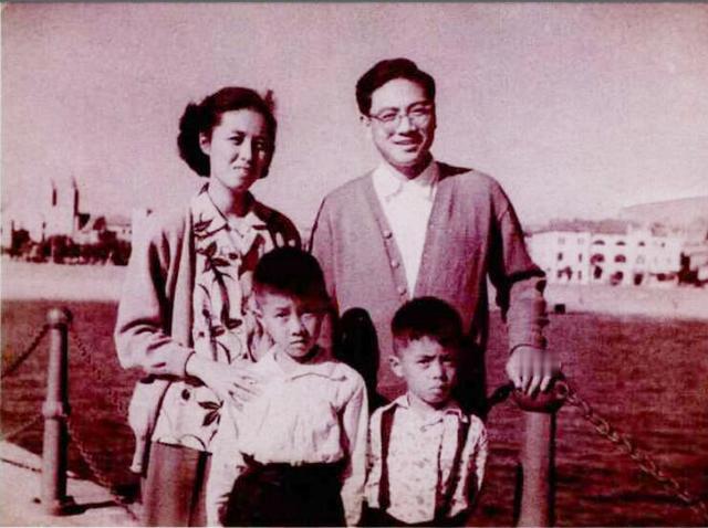 王铎：唐国强在青岛栈桥上的全家福
这张照片，是我在90年代发表在《青岛晚报》上的
