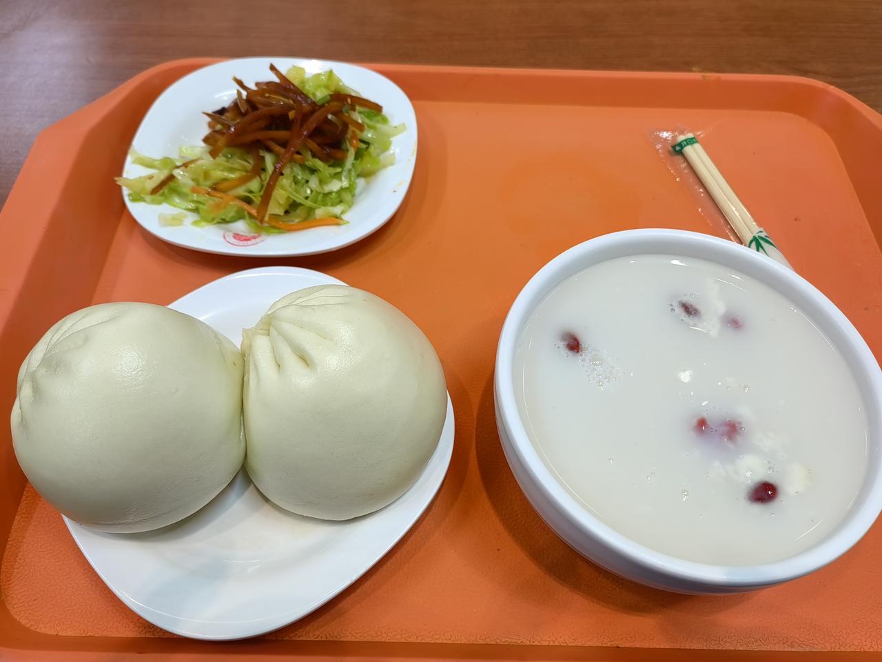 今天起的早，七点四十五起床咯。
    找了半天羊汤馆，没找到。我住新华广场，没