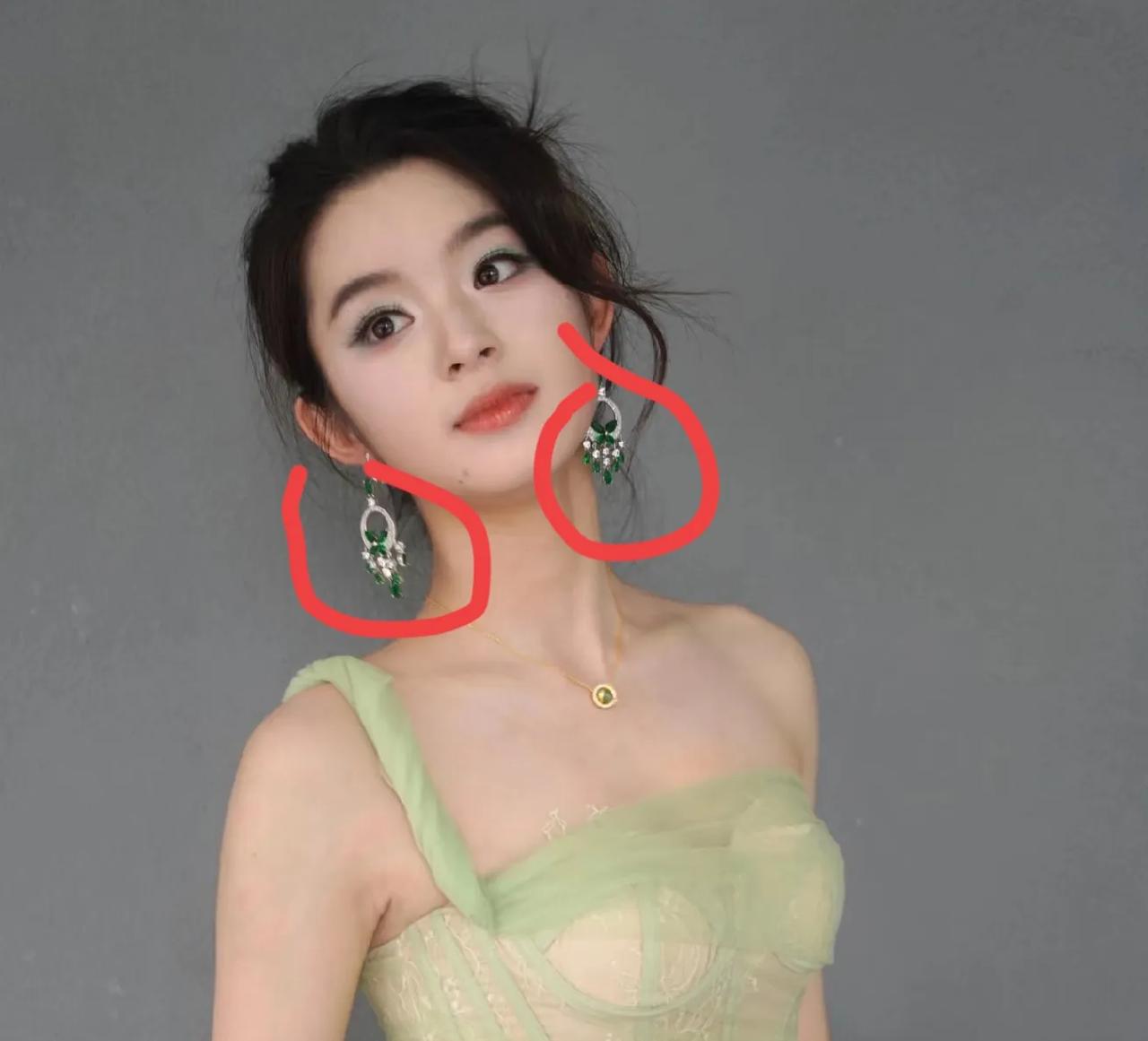 什么样的家庭才能买得起230W的耳环？我觉得，有两百万去买耳环，说明家里的流动资