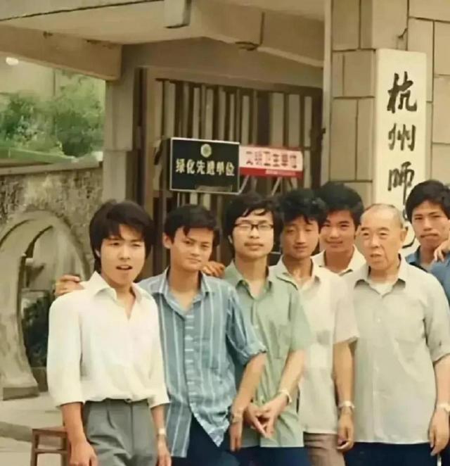 马云上大学时期的照片/今天马云的照片，有什么变化？
马云 阿里巴巴马云 
马云名