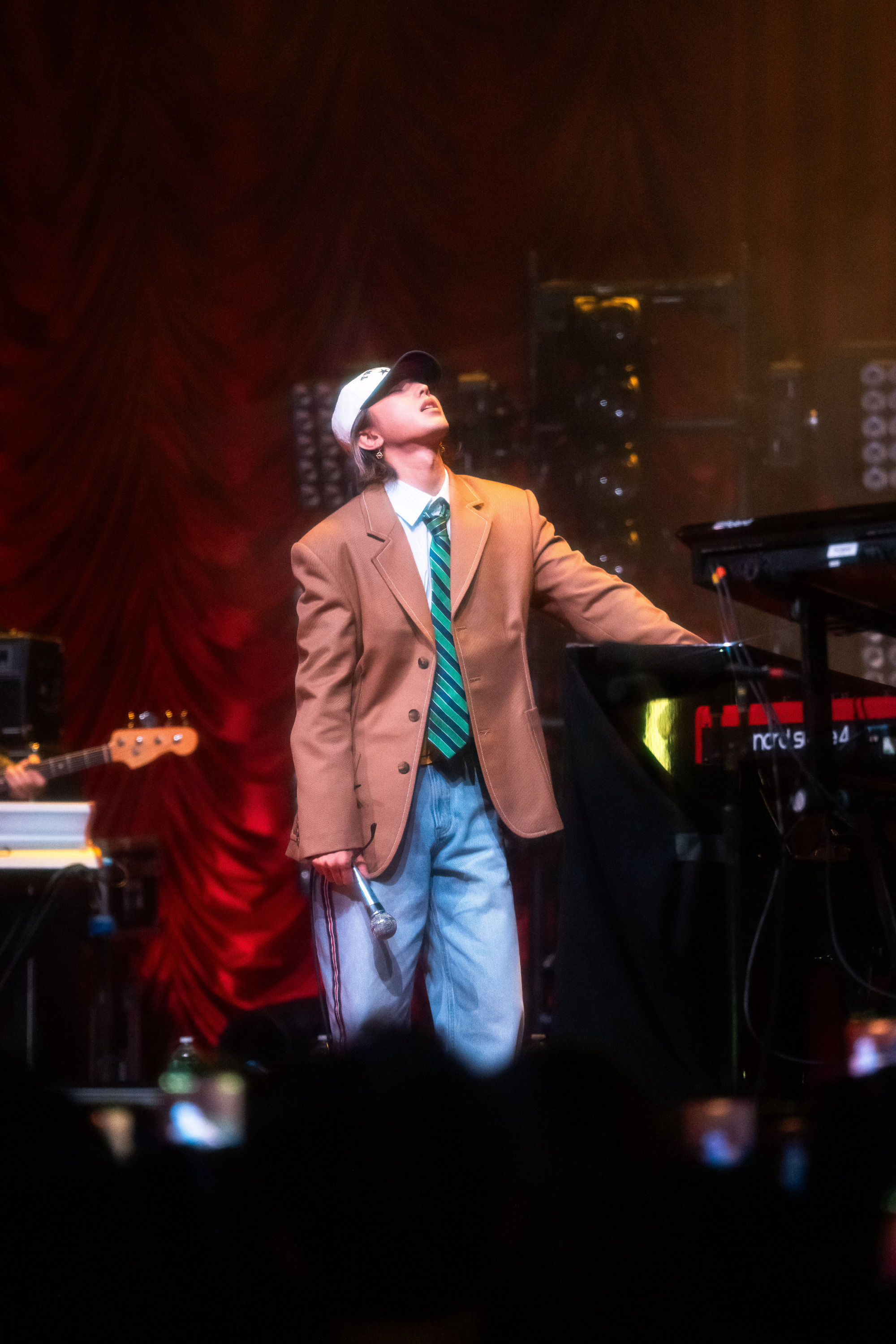 蔡徐坤时隔七年再巡回到伦敦 七年流转，从初登舞台到再度开唱，伦敦的灯光下，他依然