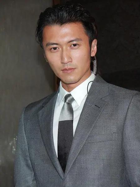 主持人，金星，问谢贤，人家说谢霆锋签约英皇，是为了给你还债。谢贤笑了，说，什么呀