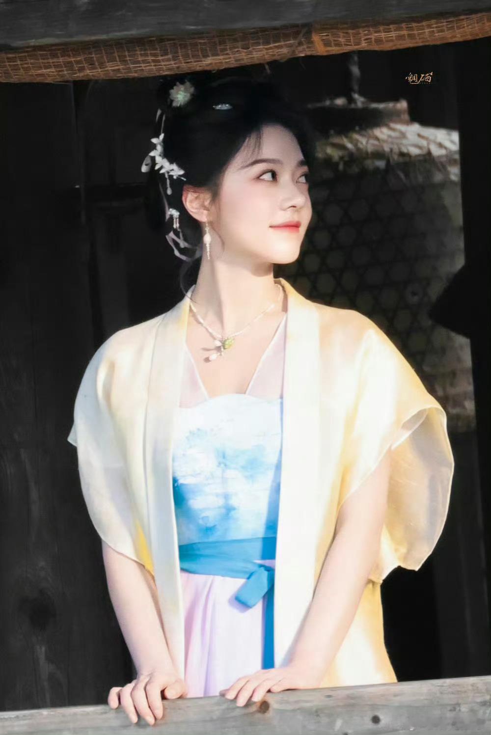 赵今麦一念江南黄衣造型赵今麦饰演的楚听雨，白日是江南香铺孤女，温婉恬静；夜晚则是