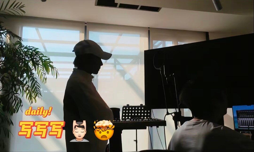 王源录音棚侧颜王源录音棚的写歌日常 来着王源的录音棚写歌日常，等待见面~ 