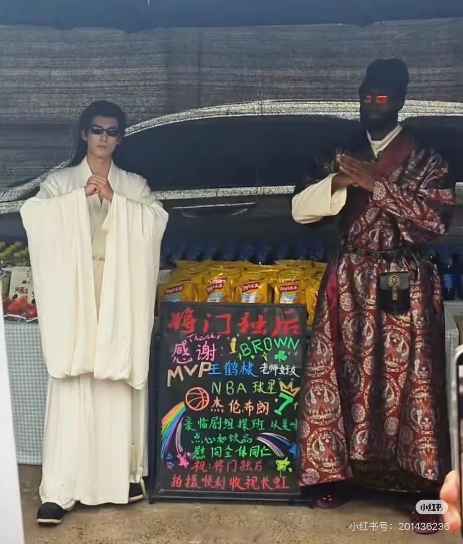 王鹤棣也是外表和内心反差极大的艺人，外表看着是个铁骨铮铮的汉子，跟谁都是朋友，热