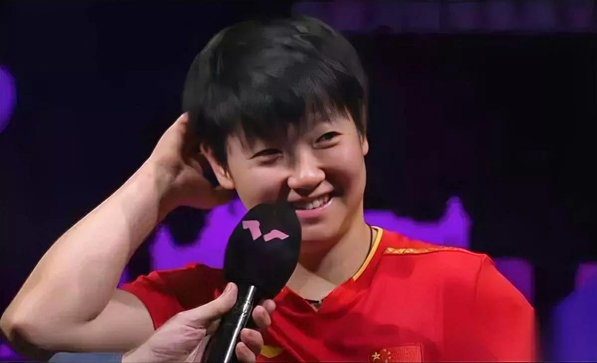 冠军到手！

莎莎脸红！

原来记者一句“澳门美食清单准备好了吗？”直接戳中她的