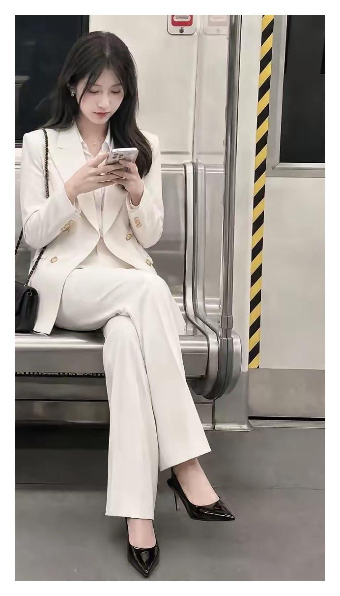这种条件的，不管是在国企还是私企，年薪应该都不会低于100万吧，为何也会去挤地铁