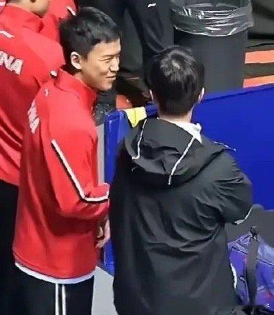 今天男团对阵表，还是没有向鹏名字。中国男团对阵罗马尼亚男团，还是上一轮阵容，第一