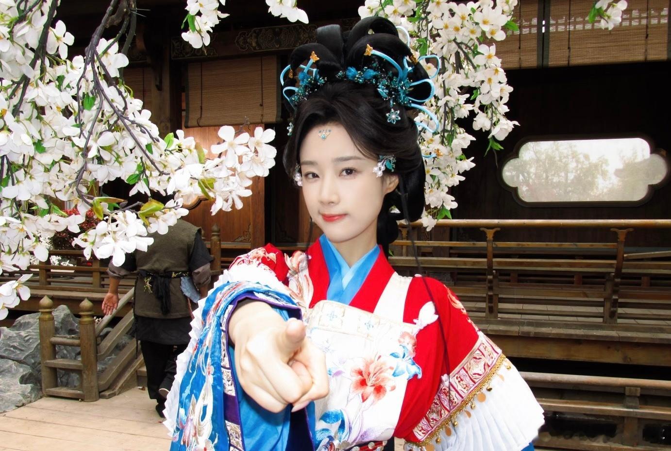 短剧演员有自己的乘风小考刷到王小亿和薛滨弘跳舞的片段真的看乐了，两个人动作各跳各