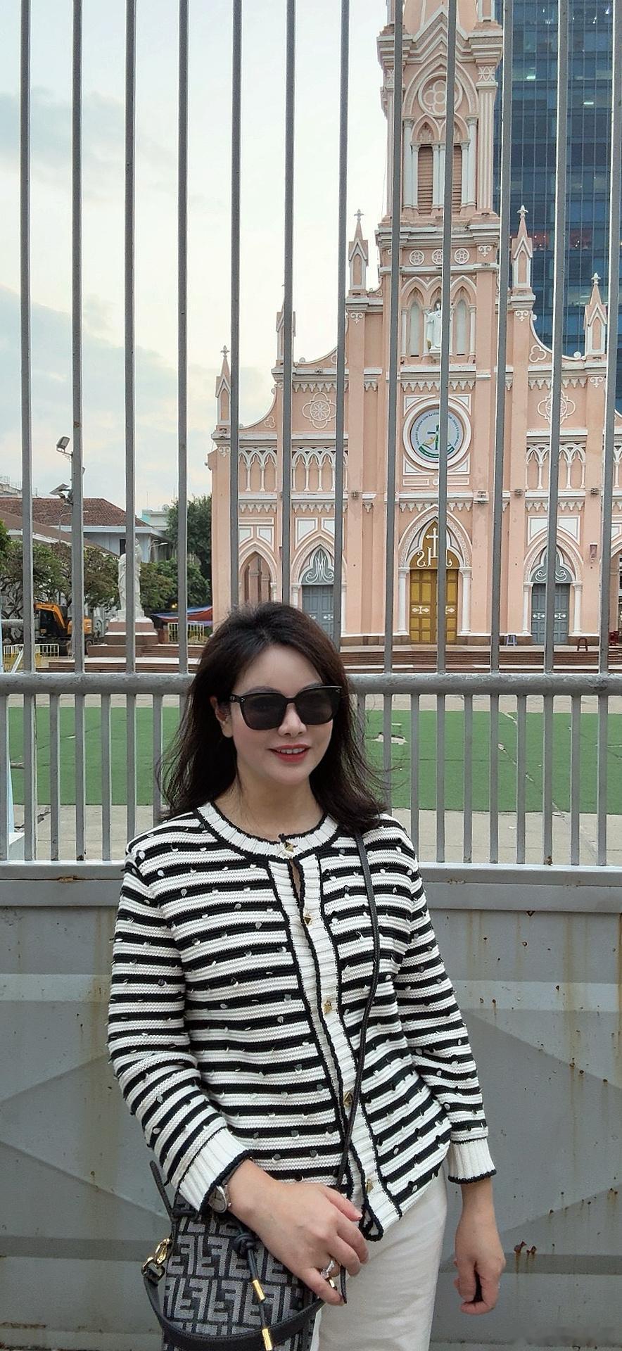 这次去越南旅游带错了衣服，香港和岘港挺冷的，芽庄白天最高27度，可以穿个图6裙子