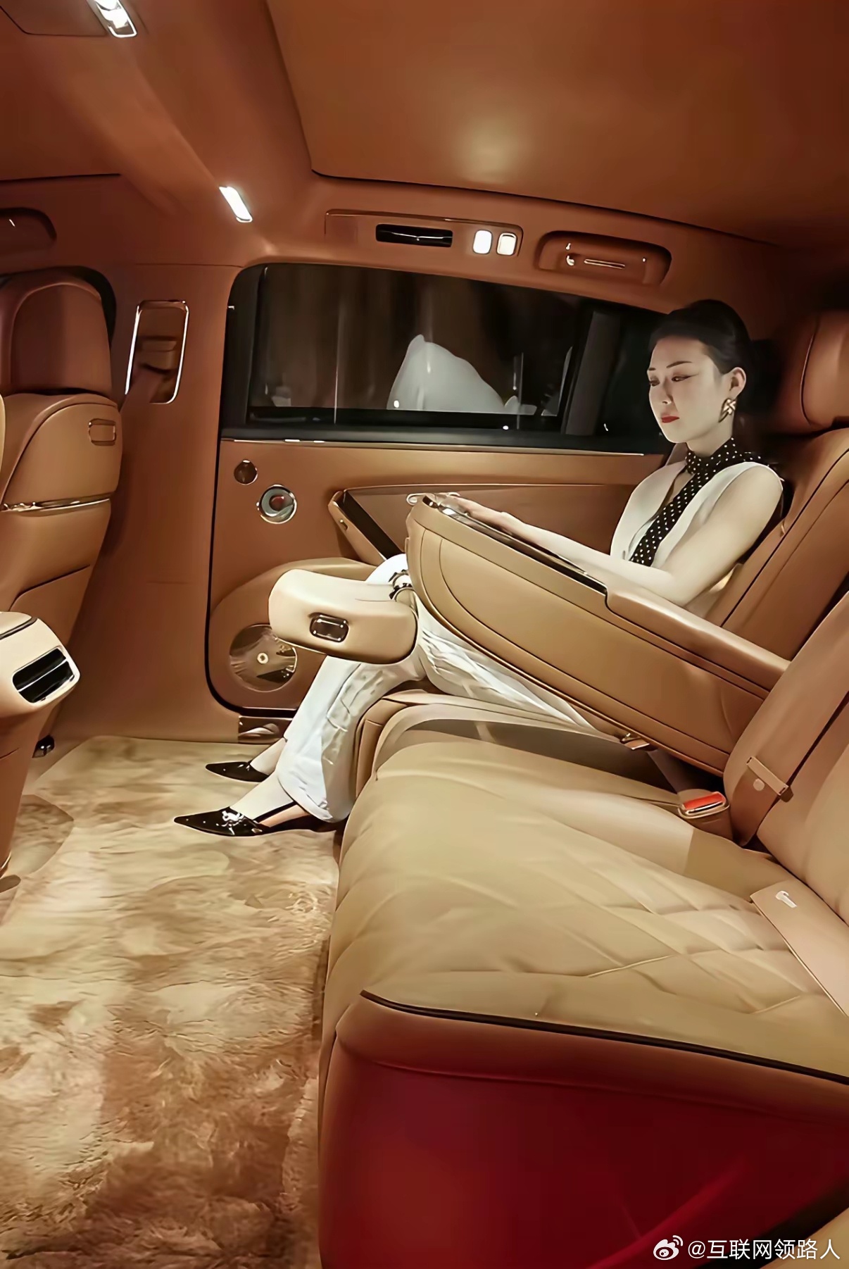 什么车空间这么宽敞，内饰这么奢华。 