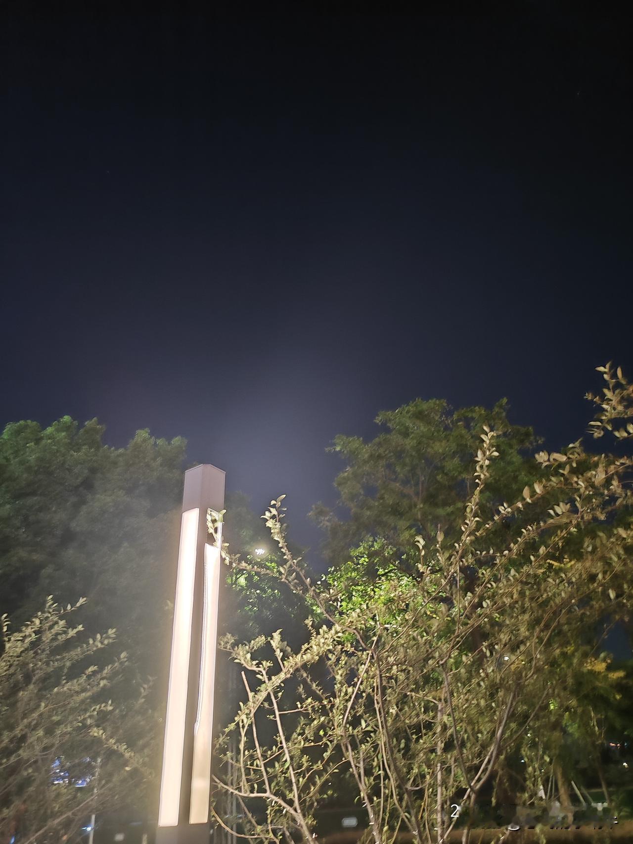 昨晚的夜景，很美，风很温柔，吹的非常舒服，因为昨天下了一阵大雨，凉快了许多！哎呀