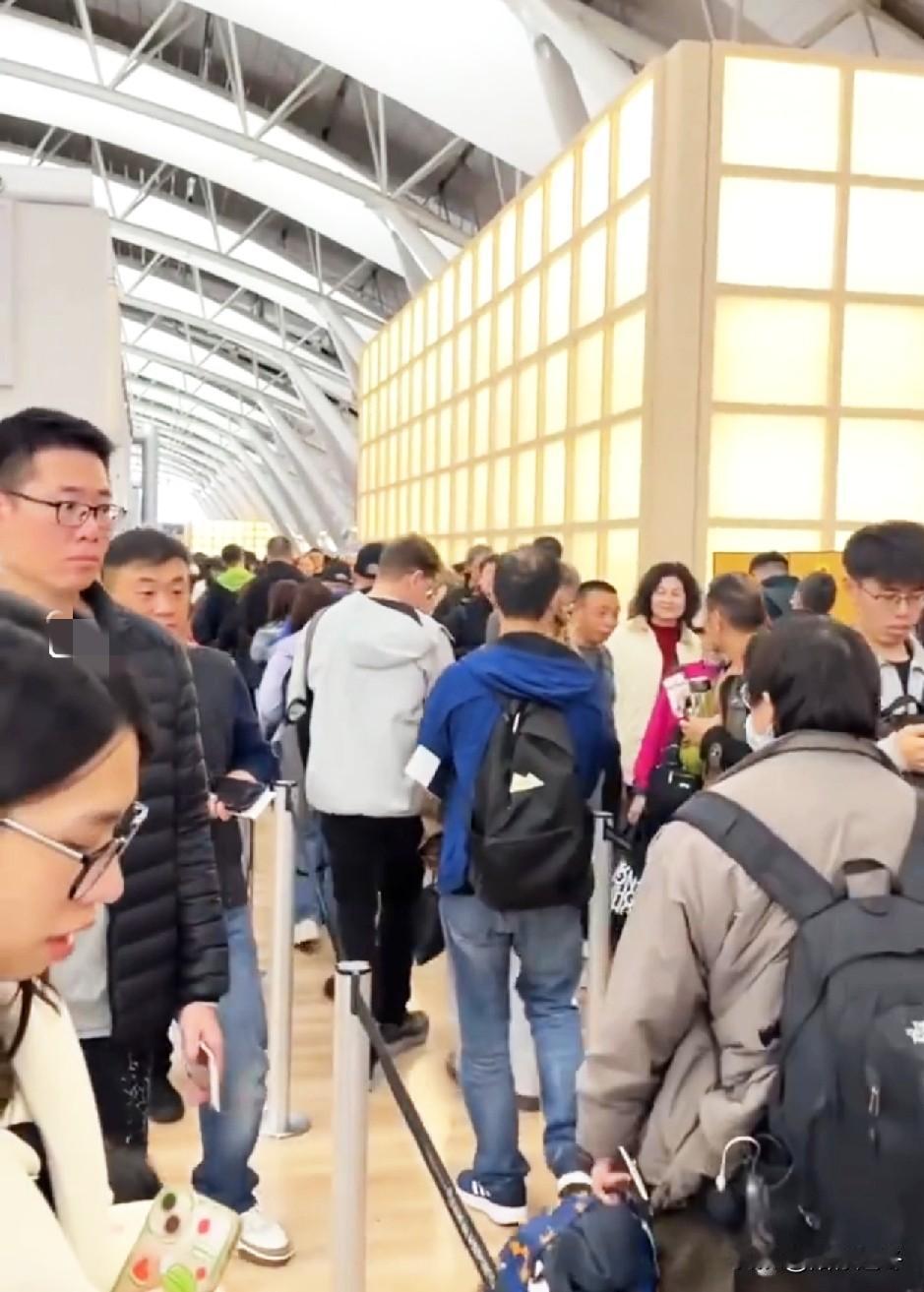 日本机场挤满回国的人！[震惊]
这场面堪比春运啊！大家回国心切，都是聪明人，这个