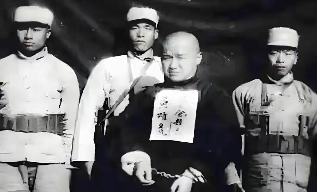 枪毙万恶汉奸张百奎，子弹故意打偏，百姓排队上前，一人拉一两肉。

那天日头毒得能