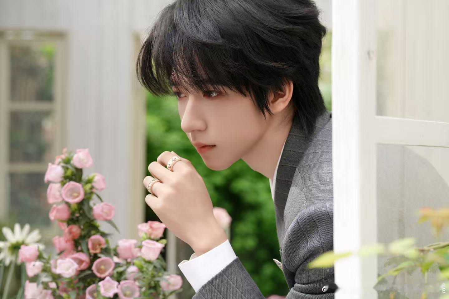 贺峻霖指间叠戴贺峻霖少年气韵贺峻霖指间叠戴，哇塞哇塞，哇塞哇塞 